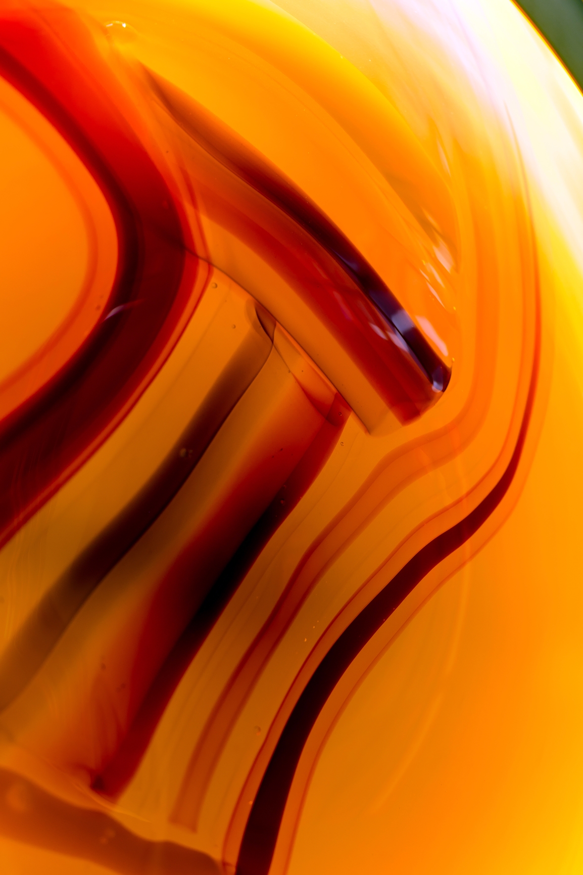 Luminaire en verre et laiton de Ludivine Loursel, à retrouver à la galerie d'EMPREINTES