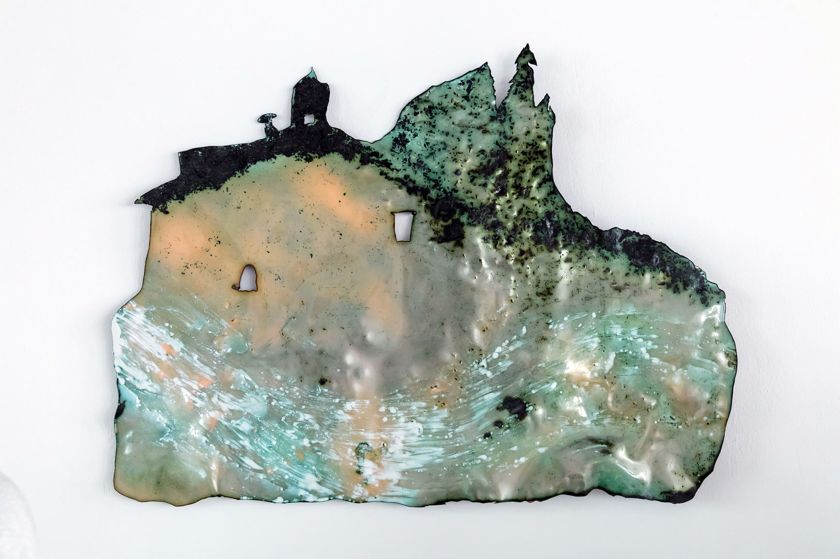 œuvre murale en pièce unique, création en émail sur métal de Marie-Hélène Soyer