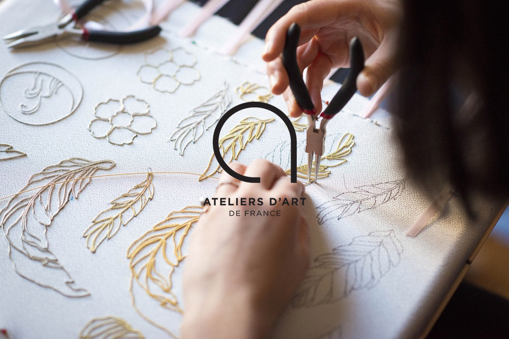 artisan d'art façonnant une création unique dans son atelier