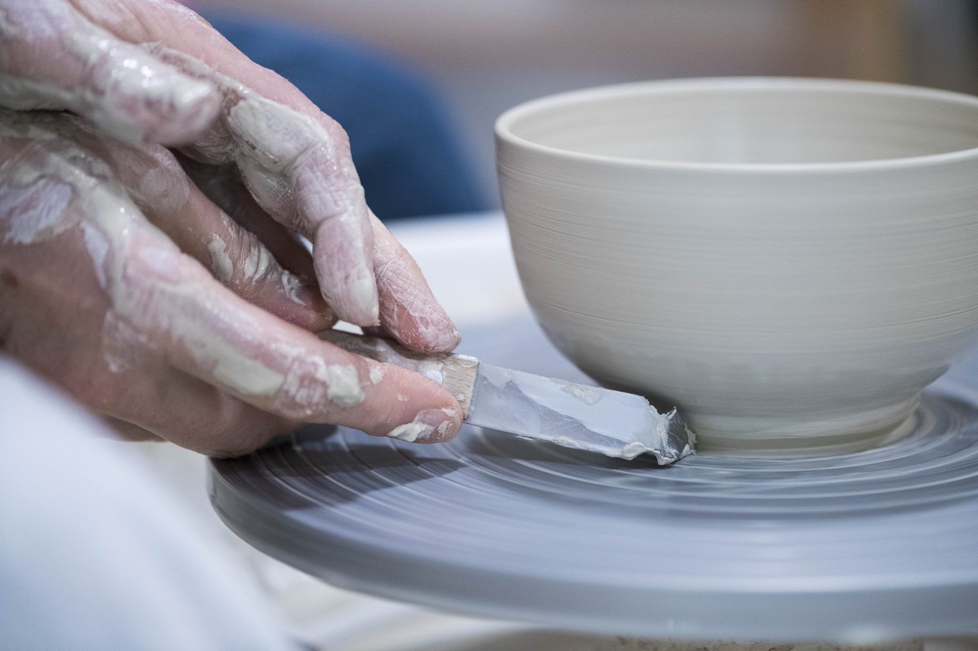 un potier qui façonne sa pièce au tour - céramique fait main