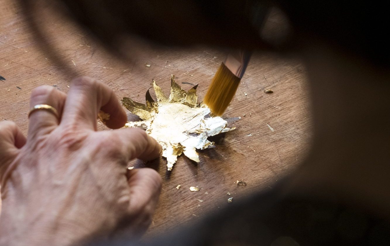Doreur à la feuille d'or façonnant une pièce unique - Atelier Isa Papasian