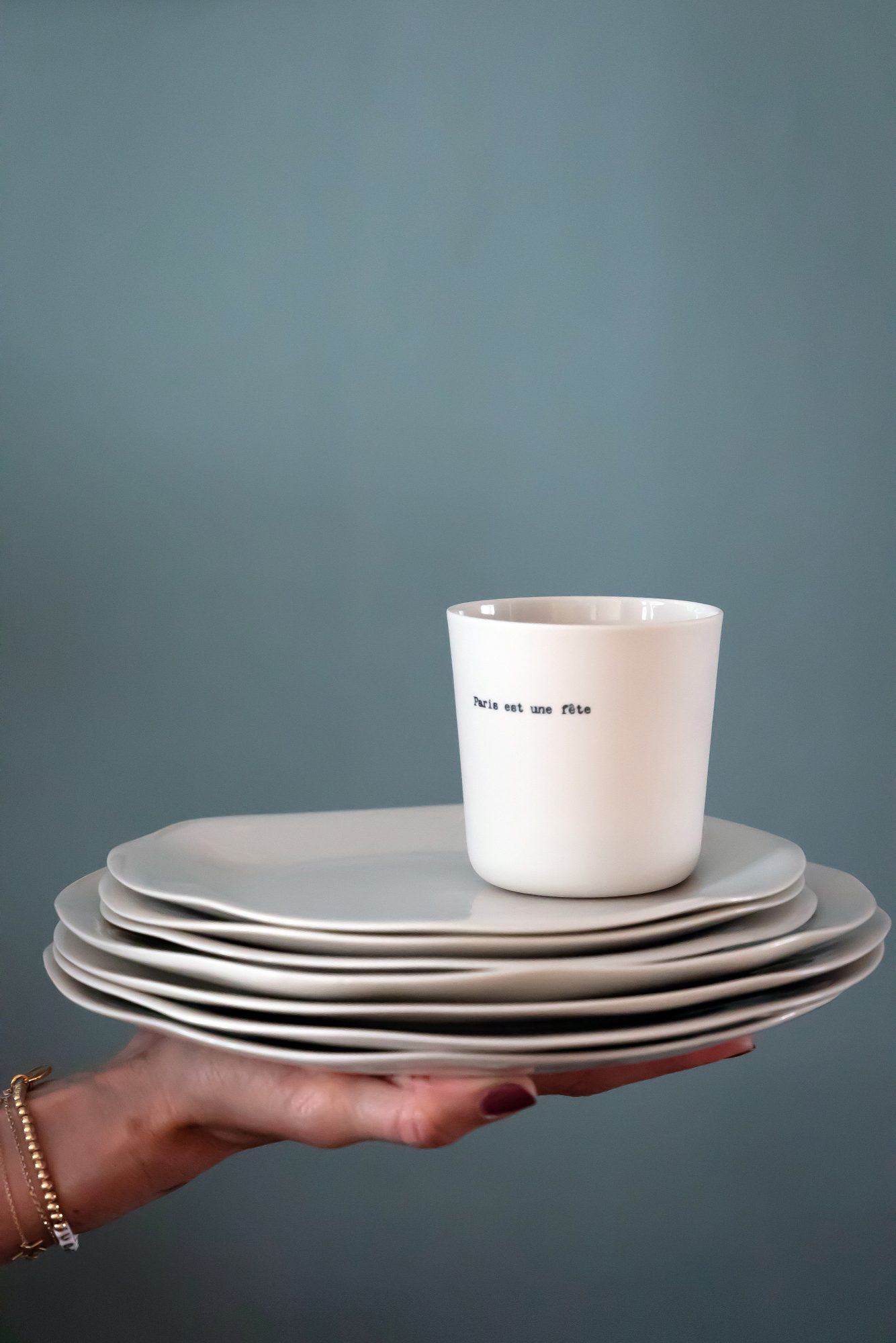 assiettes et tasses en céramique fait main