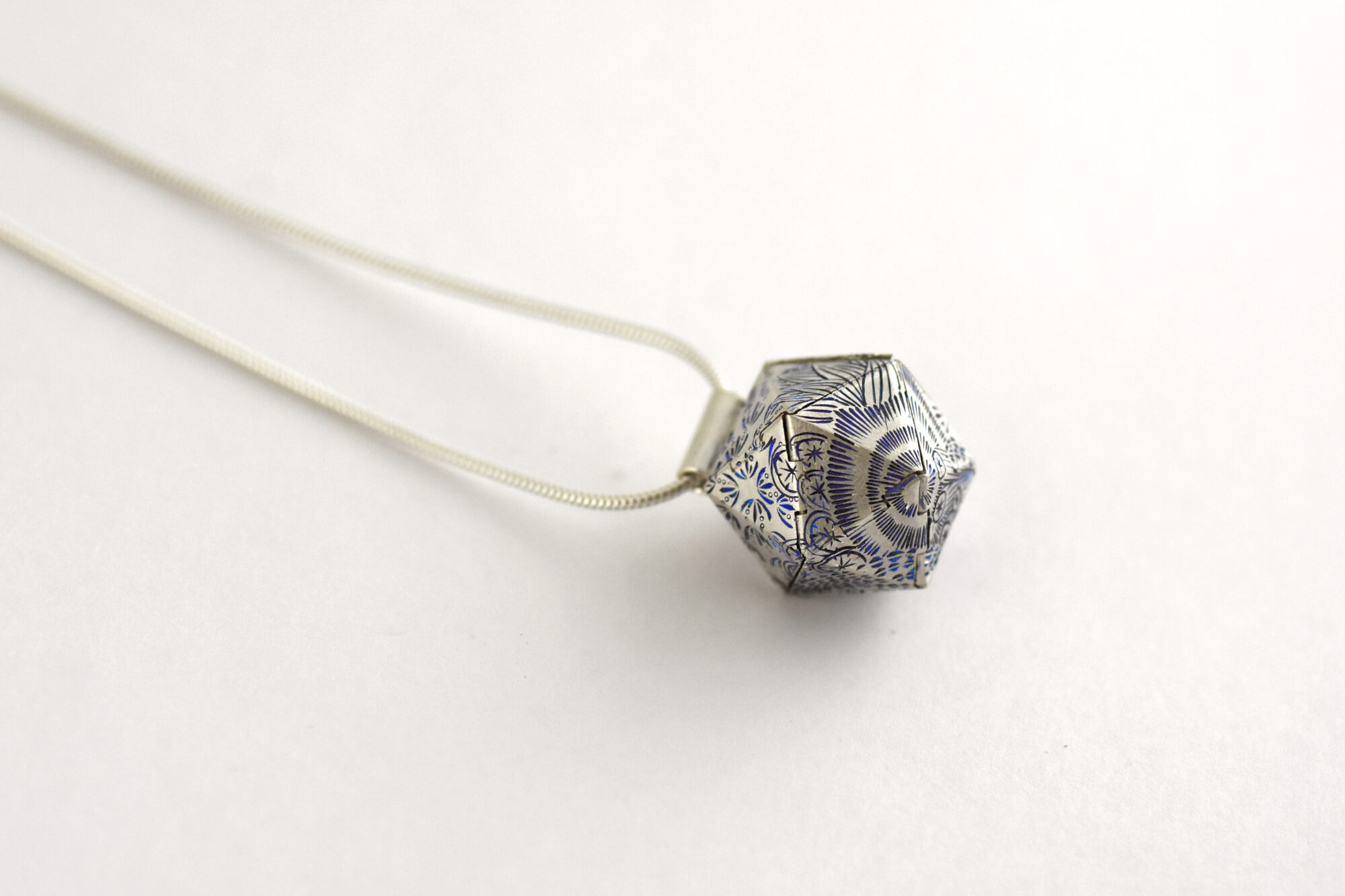 pendentif en argent Origami gravé Sophie Autard